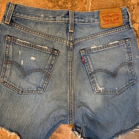 Levi's denim cutoff shorts, perfectly faded and torn - Picture 2 of 2